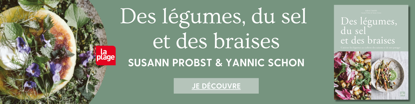 Image promotionnelle pour le livre 'B.K.S. Iyengar : Yoga, la voie de la santé holistique'. À gauche, une photo de B.K.S. Iyengar, le célèbre maître de yoga, en position de prière, les mains jointes devant lui. Il est habillé en tenue blanche traditionnelle, avec une expression sereine sur le visage, illustrant la paix et la spiritualité que le yoga peut apporter. Le logo de l'éditeur 'La Plage' est visible dans un encart rouge au-dessus de l'image.  À droite, la couverture du livre est affichée sur un fond jaune, avec le titre 'B.K.S. Iyengar Yoga' en lettres bleues. En dessous, le sous-titre 'La voie de la santé holistique' est clairement visible, et la couverture comporte des silhouettes de poses de yoga, symbolisant l'approche physique et spirituelle du yoga d'Iyengar.  Le texte principal au centre, 'B.K.S. IYENGAR YOGA : LA VOIE DE LA SANTÉ HOLISTIQUE', est écrit en lettres blanches sur un fond bleu clair, invitant les lecteurs à découvrir le contenu. En bas, un bouton bleu 'JE DÉCOUVRE' incite à l'action.  Cette image vise à attirer les passionnés de yoga, en mettant l'accent sur la méthode Iyengar, reconnue pour son approche holistique de la santé et du bien-être.